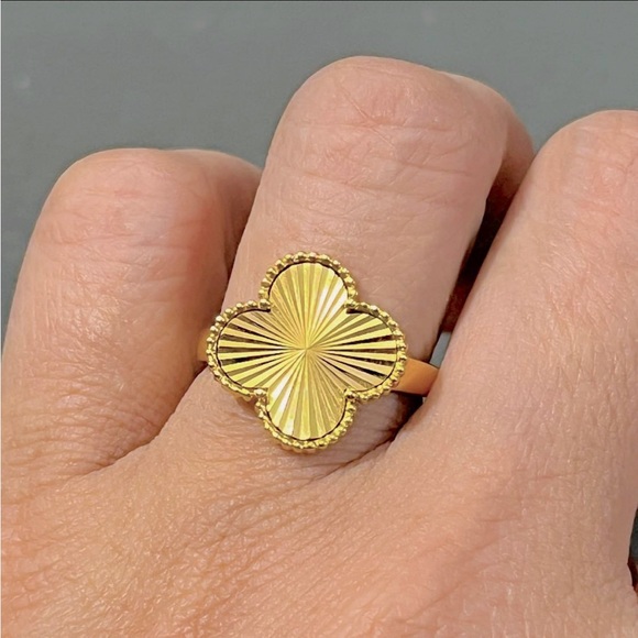 Gold Clover Ring - Picture 6 of 7
